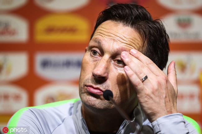 包含法兰克福主帅施密特战术精湛，备受赞誉的词条